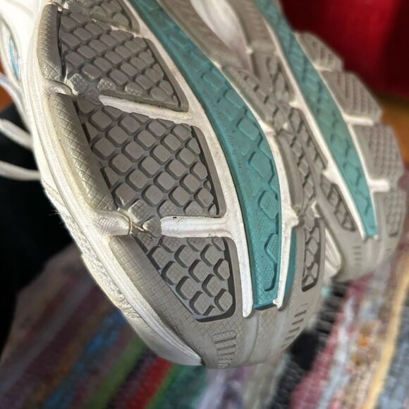 New Balance Women’s White and Blue Sneakers Size 8.5 - Picture 9 of 15